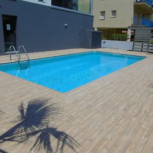 Proche Avec Piscine Roses